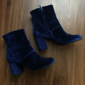 American Eagle blue velvet booties